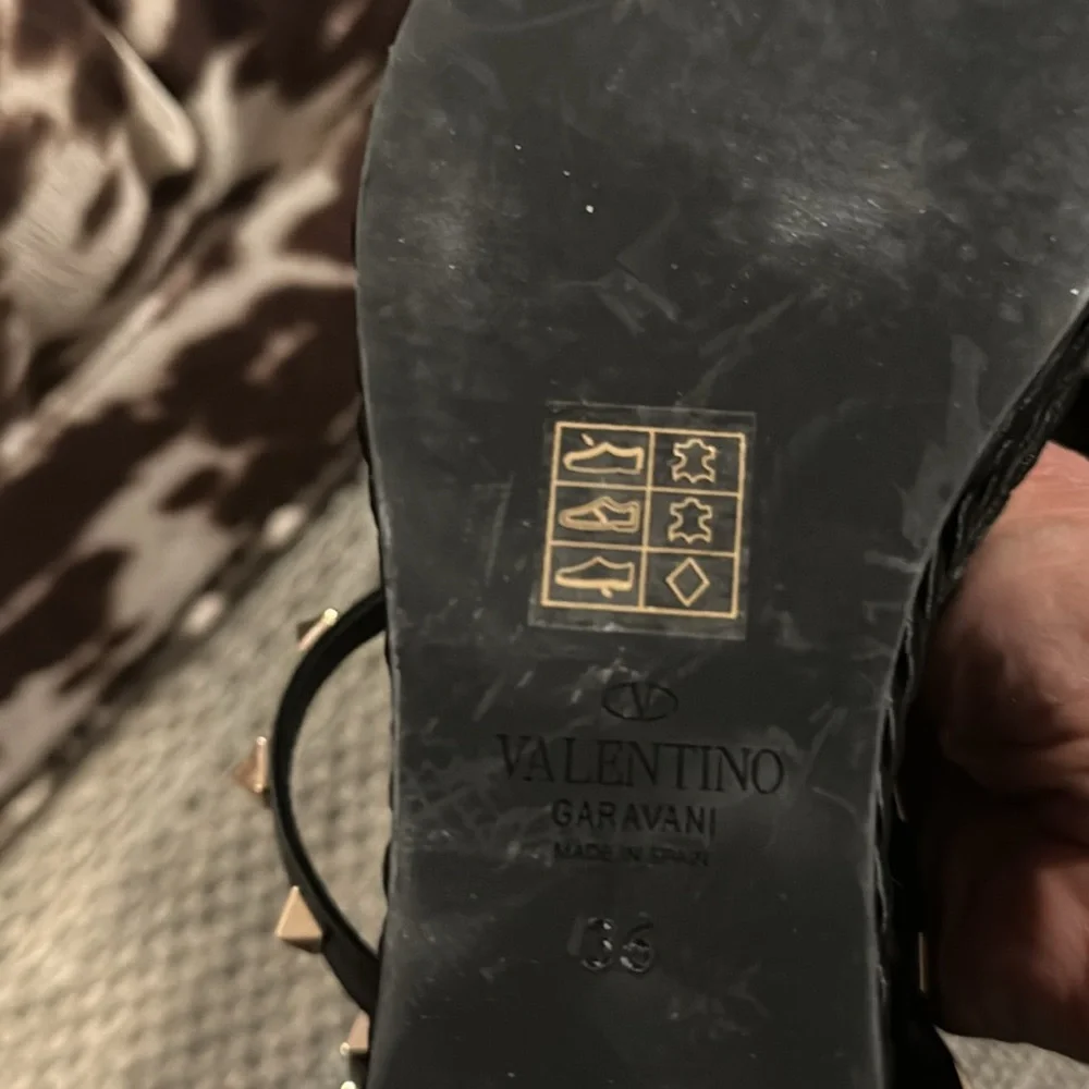 Valentino Garavani Rockstud NWOT ankle strap wedge sandal - Picture 14 of 16